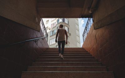 Subir y bajar escaleras: un ejercicio muy completo.