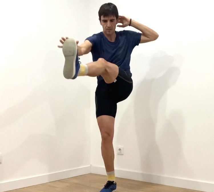 Abdominales de pie 7 minutos non-stop: para los muy cafeteros.