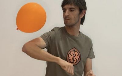 Ejercicios con globos para personas mayores. Clase 2: coordinación y equilibrio.