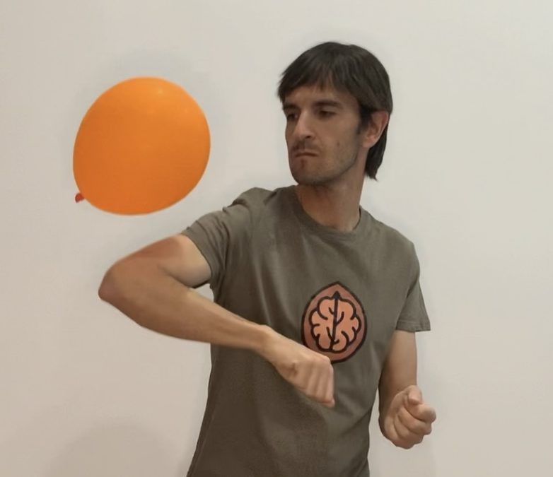 Ejercicios con globos para personas mayores. Clase 2: coordinación y equilibrio.